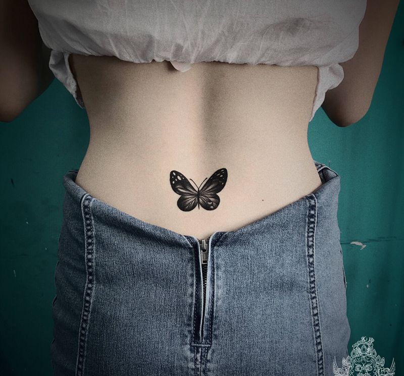 后腰清新蝴蝶纹身图片_腰部水彩Old School纹身图案