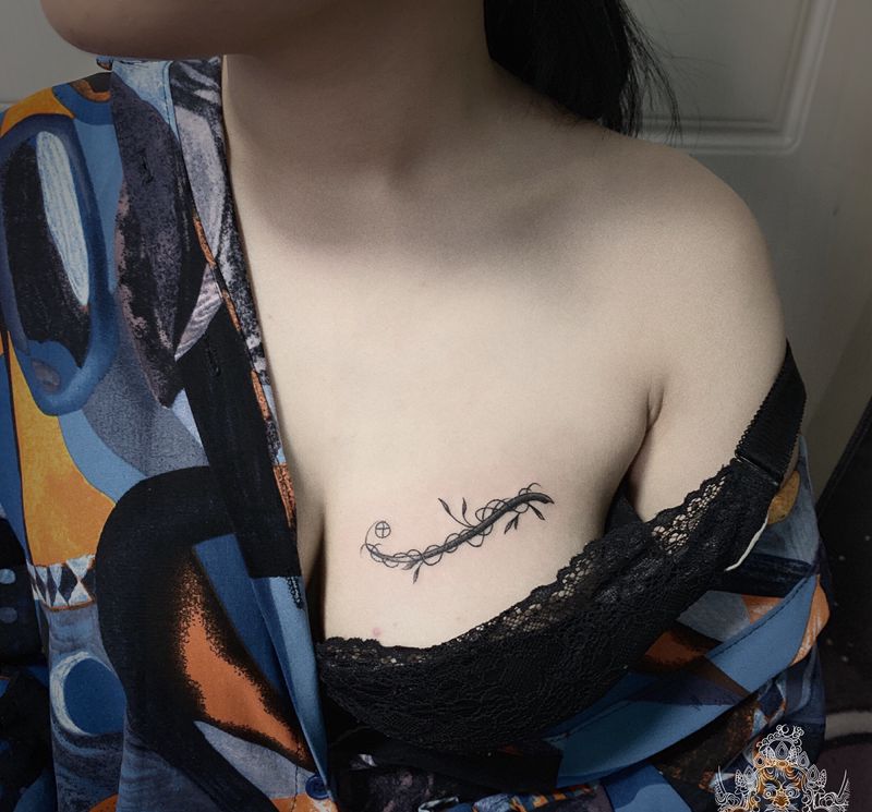 按美女想法设计纹身图片_胸部图腾纹身图案