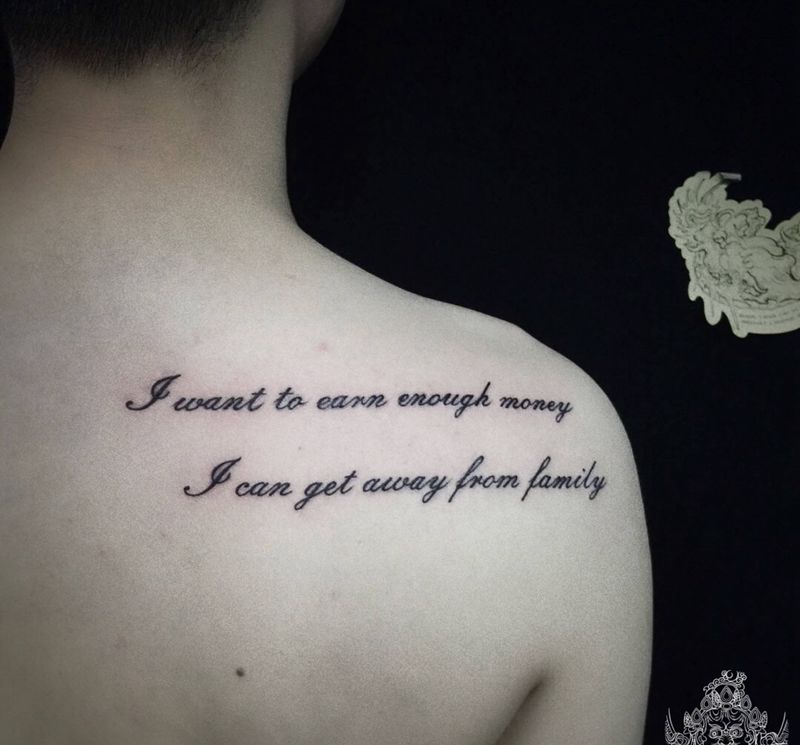 精致英文字母纹身图片_肩部胸部图腾纹身图案