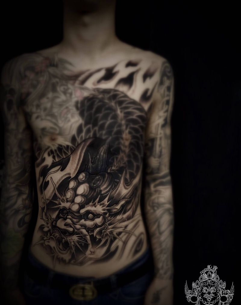 店内遮盖作品纹身图片_胸部新传统纹身图案