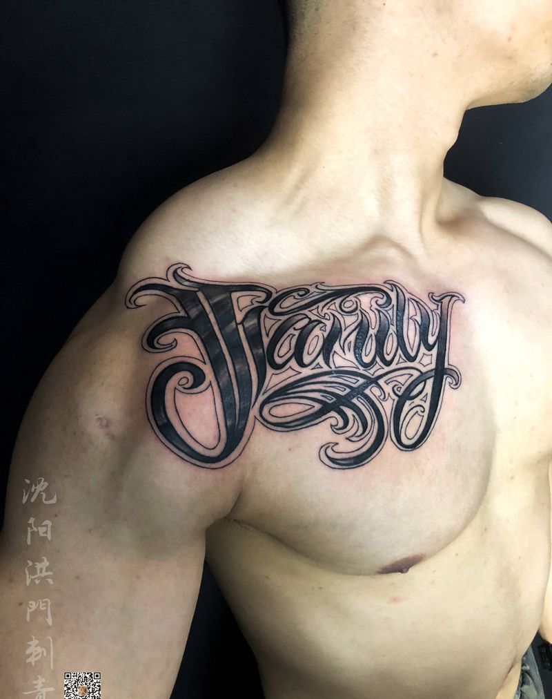 花体字与胸肌纹身图片_胸部手臂欧美写实花体字纹身图案