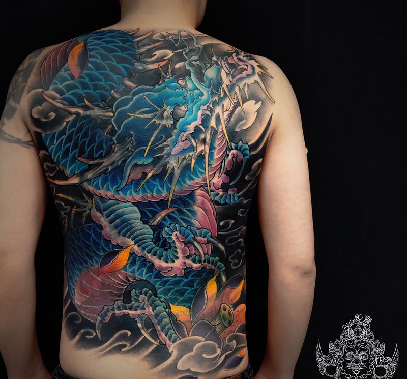 店内 遮盖作品纹身图片_背部新传统纹身图案