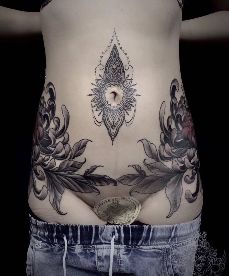 店内 遮盖作品纹身图片_腹部点刺新传统纹身图案