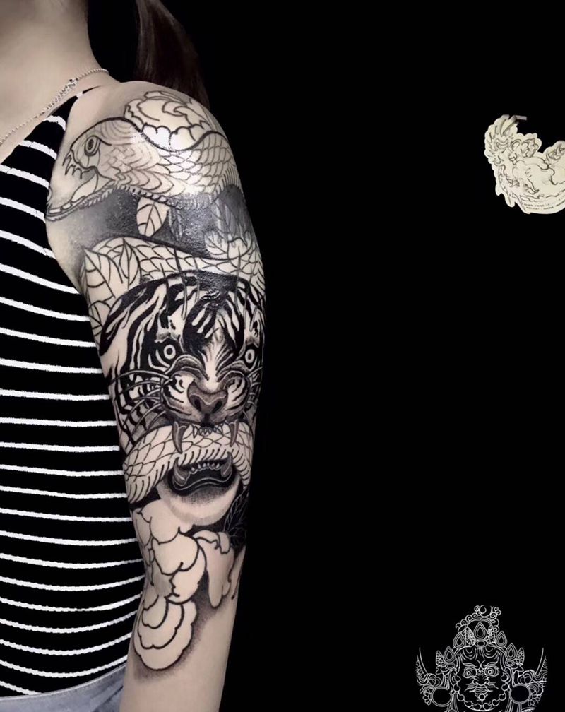 蛇虎斗   全程圆5纹身图片_手臂点刺新传统纹身图案