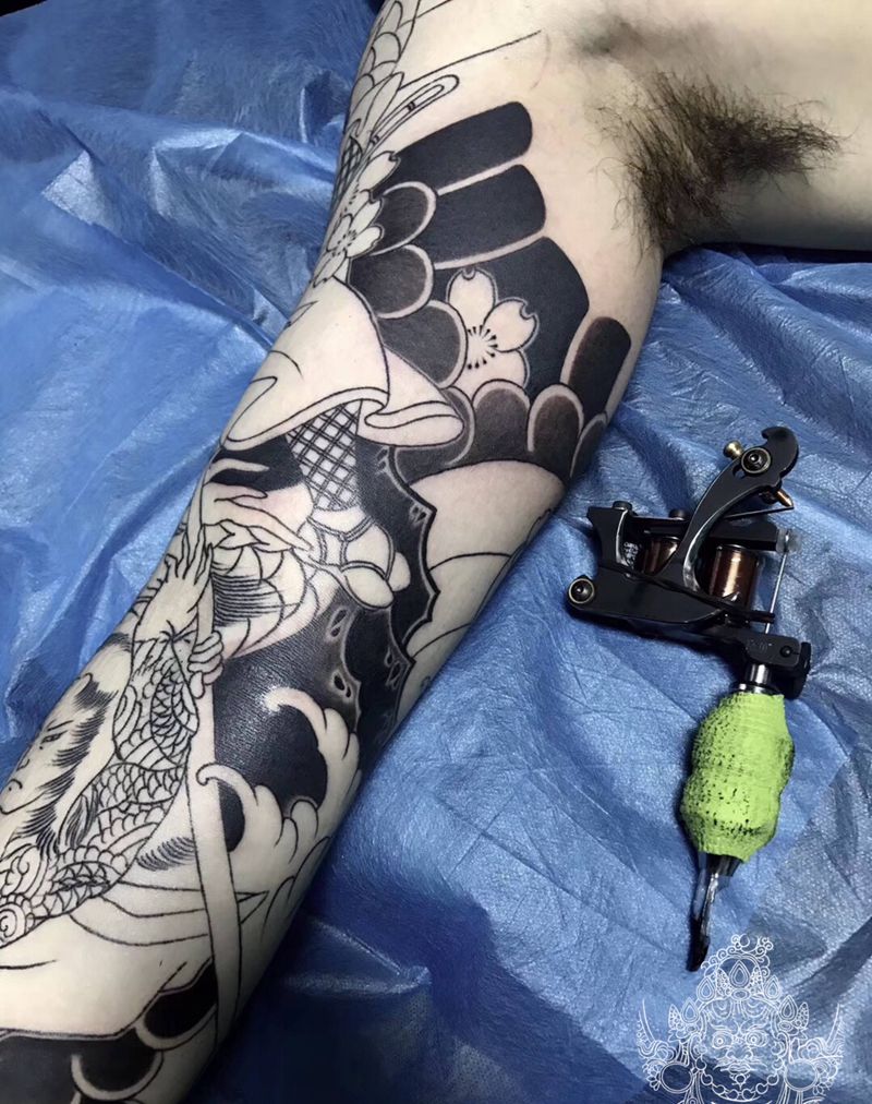 雾纹身图片_手臂老传统纹身图案