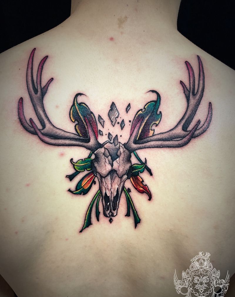 个性羊头骨纹身图片_背部点刺Old School纹身图案