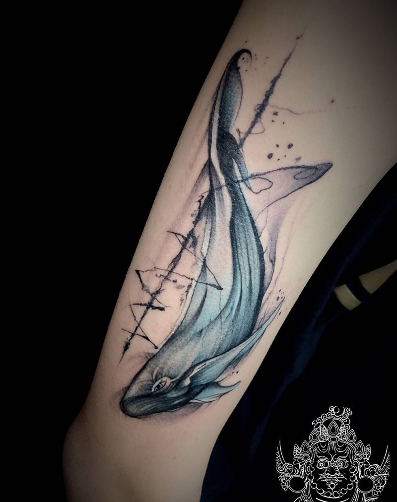 大臂小鲸鱼纹身图片_手臂水彩纹身图案