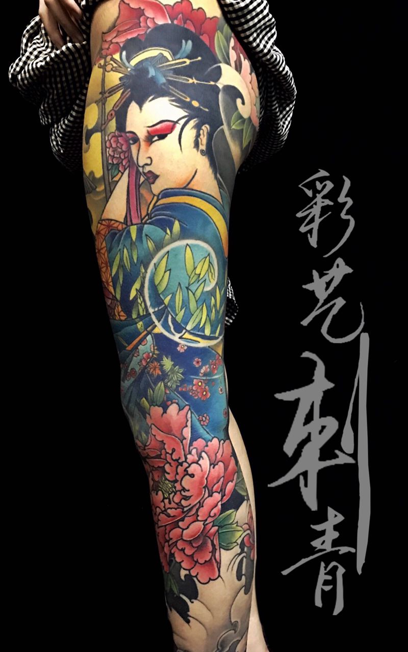 店内作 彩色艺妓花腿纹身图片_腿部新传统纹身图案