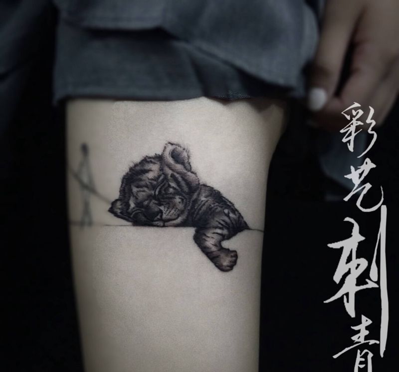 店内小脑斧纹身图片_腿部欧美写实纹身图案