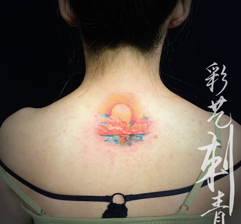 店内小清新纹身图片_背部水彩纹身图案