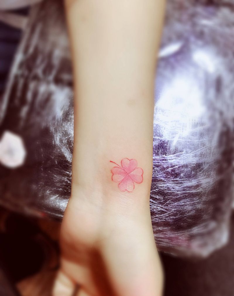 粉色四叶草纹身图片_手臂纹身图案