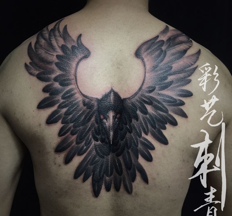 大乌鸦纹身图片_背部欧美写实纹身图案