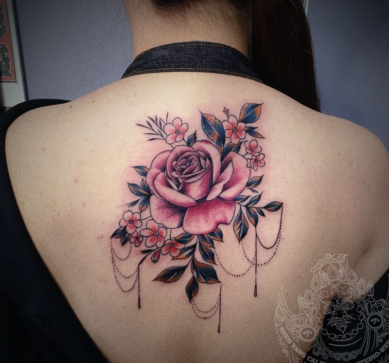 彩色素花纹身图片_肩部水彩纹身图案