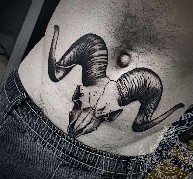 羊头纹身图片_腹部图腾点刺纹身图案