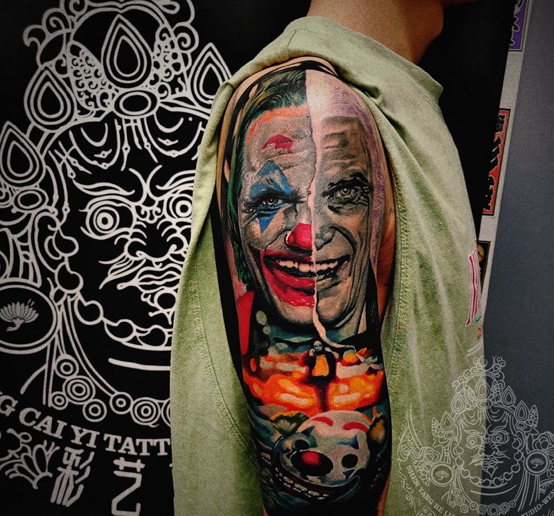 欧美彩色小丑进度纹身图片_手臂欧美写实纹身图案