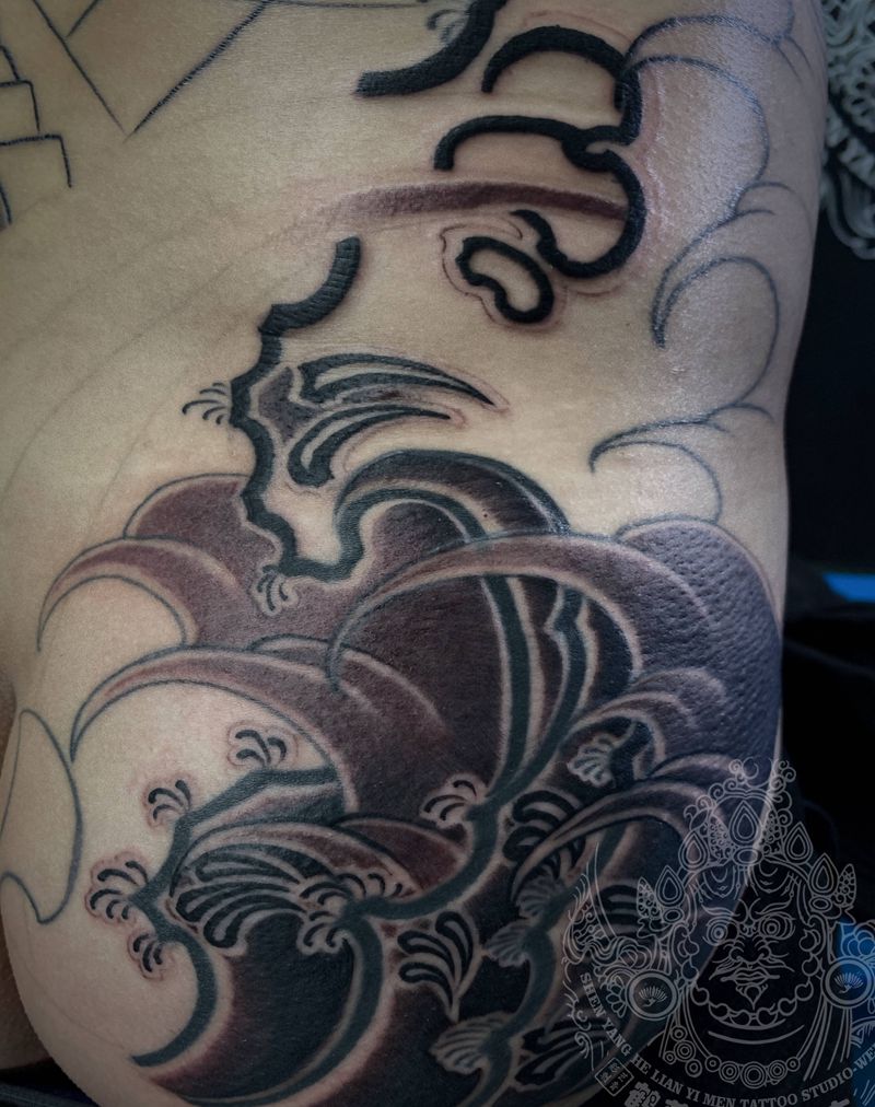 局部，未完纹身图片_背部老传统纹身图案