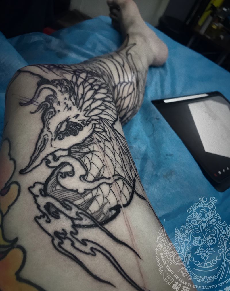 凤凰花腿基础线纹身图片_腿部新传统纹身图案