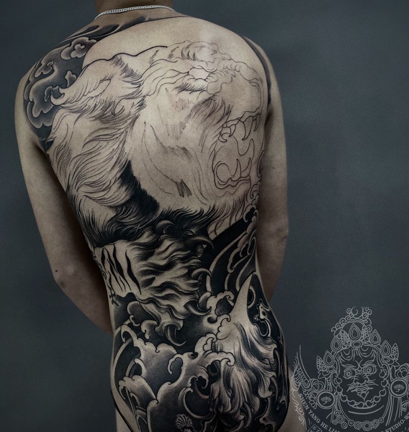 店内工作下次继续纹身图片_背部新传统纹身图案