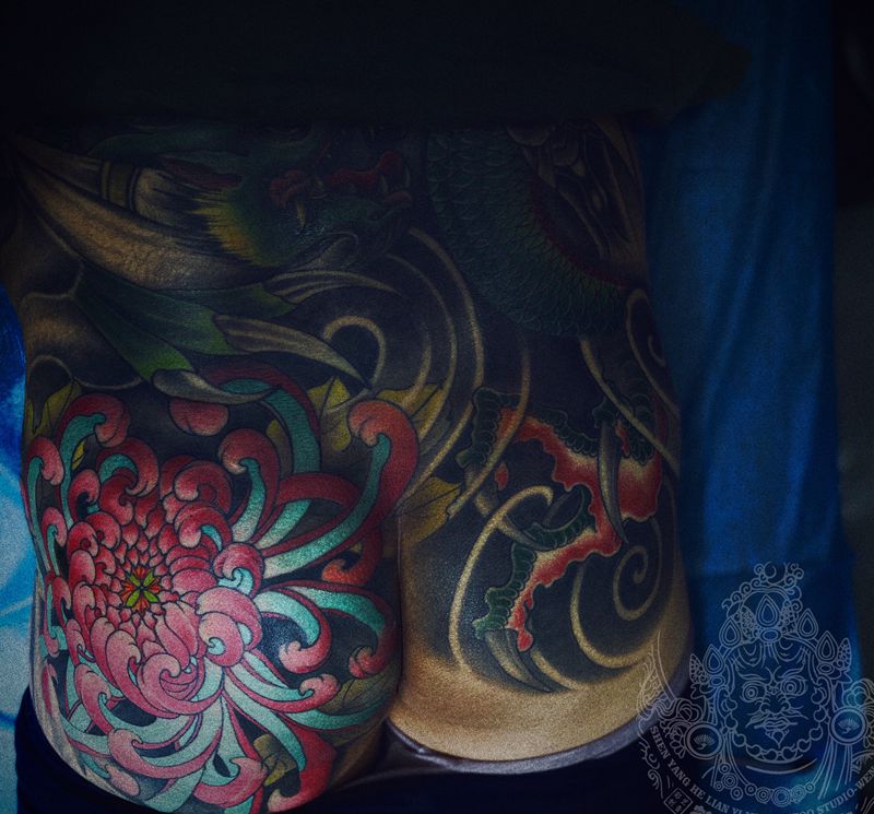 菊花纹身图片_臀部新传统纹身图案