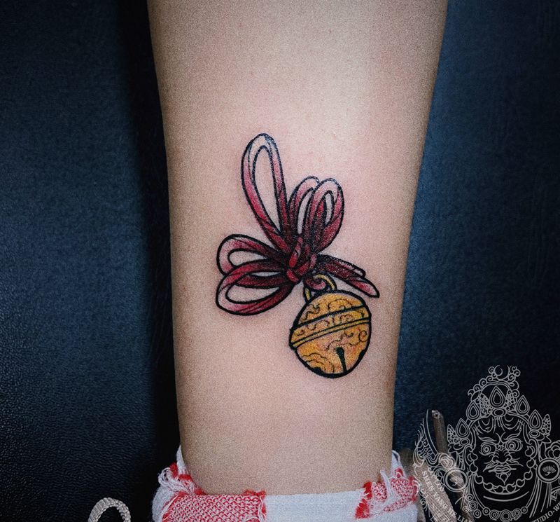 铃铛纹身图片_腿部水彩Old School纹身图案