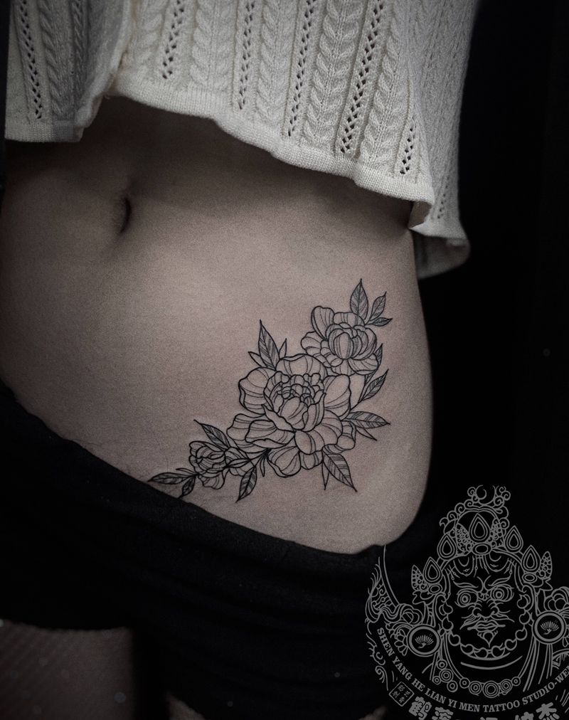 素花纹身图片_腹部水墨点刺纹身图案