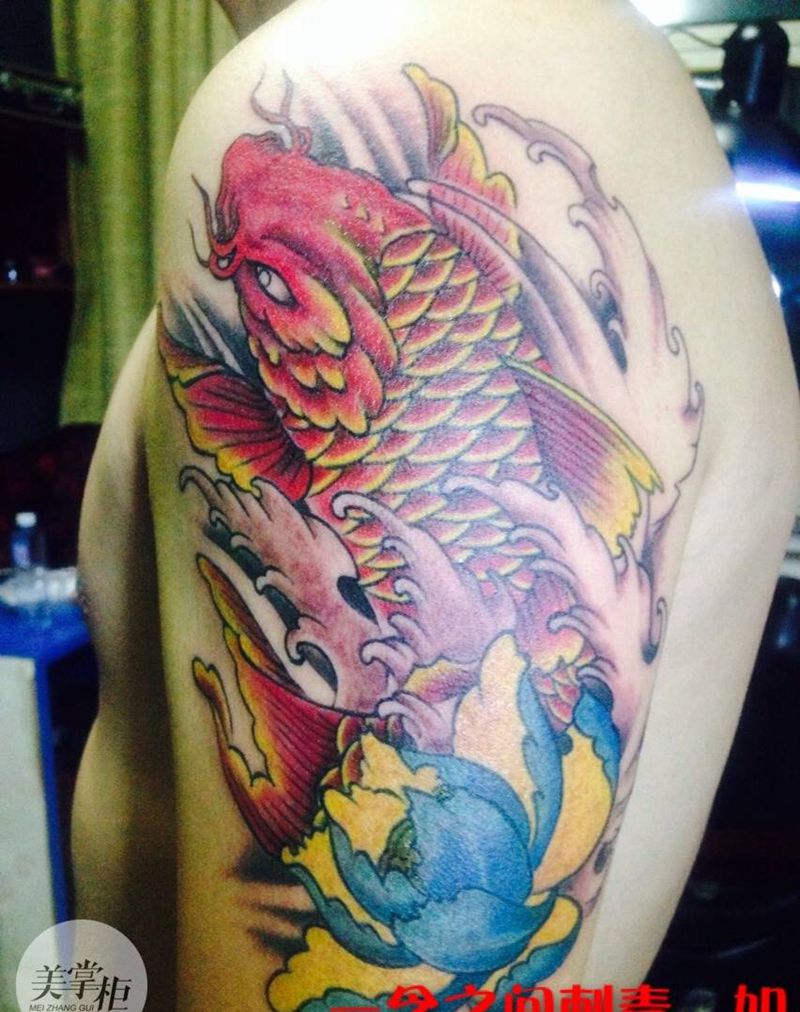大臂鲤鱼纹身图片