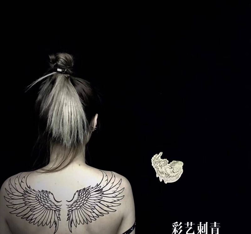 小清新，大美女纹身图片_肩部背部小清新纹身图案