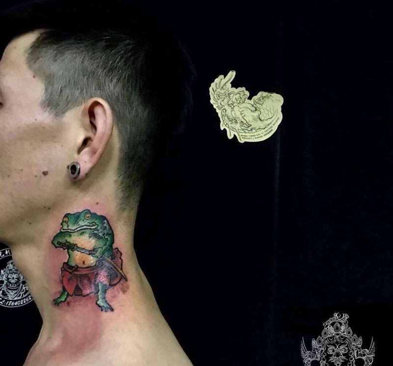 快乐的一只小青蛙纹身图片_颈部新传统纹身图案
