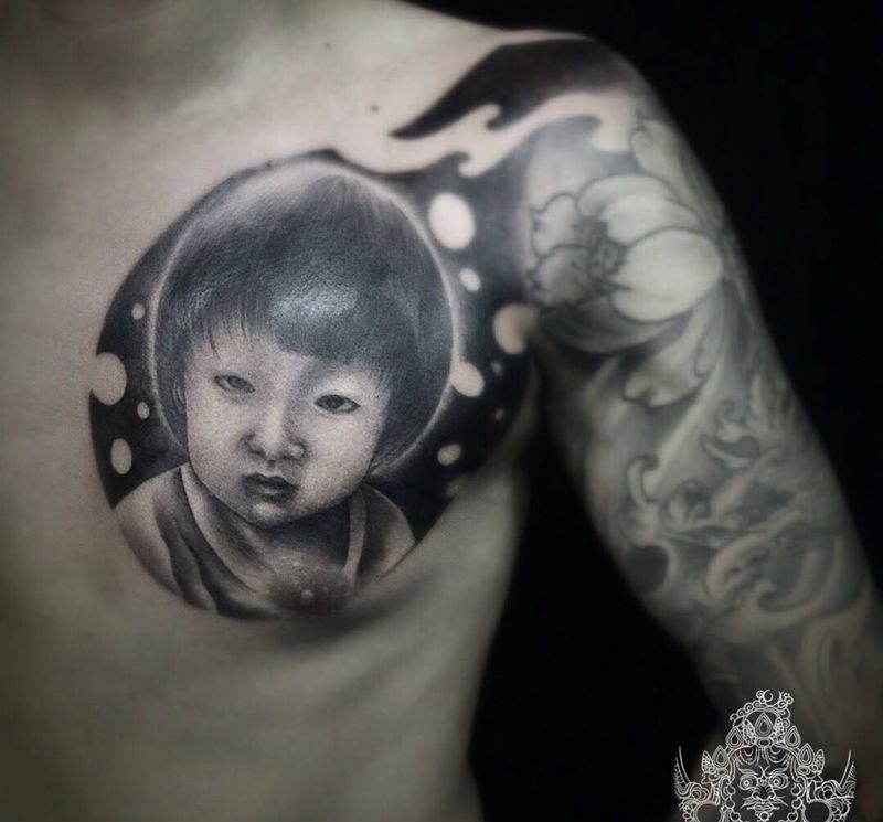 人物肖像纹身图片_胸部欧美写实纹身图案