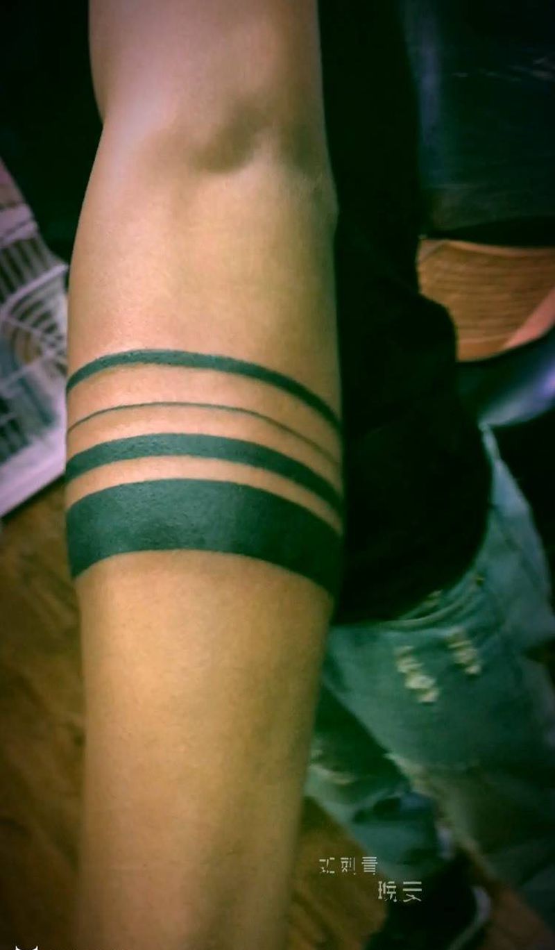臂环纹身图片