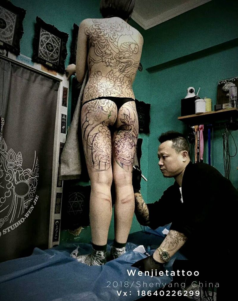 纹杰老师工作中，长期招模特纹身图片_背部老传统纹身图案
