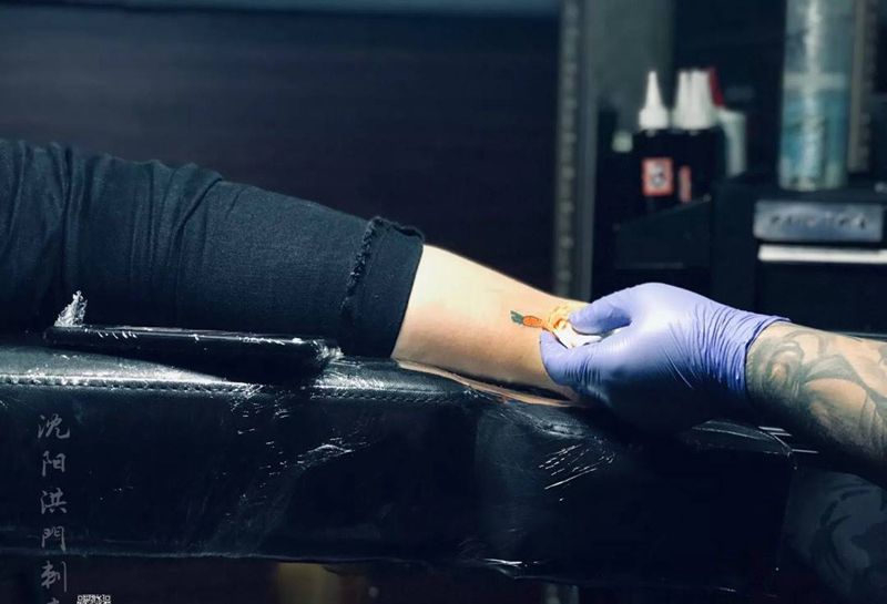 他的名字叫萝卜纹身图片_腿部脚部欧美写实New School纹身图案