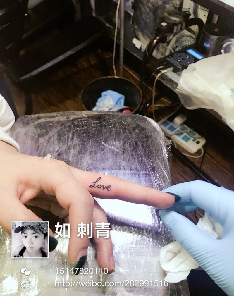 手指字母纹身图片