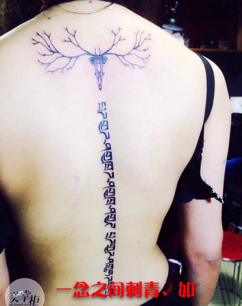 坚强的美眉纹身图片