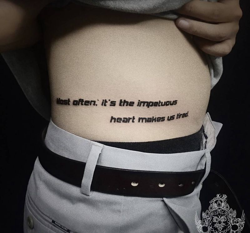 侧腰字母纹身图片_腰部图腾纹身图案