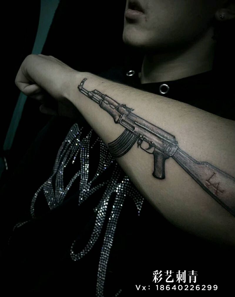 店内精致小图，AK47纹身图片_手臂点刺New School纹身图案