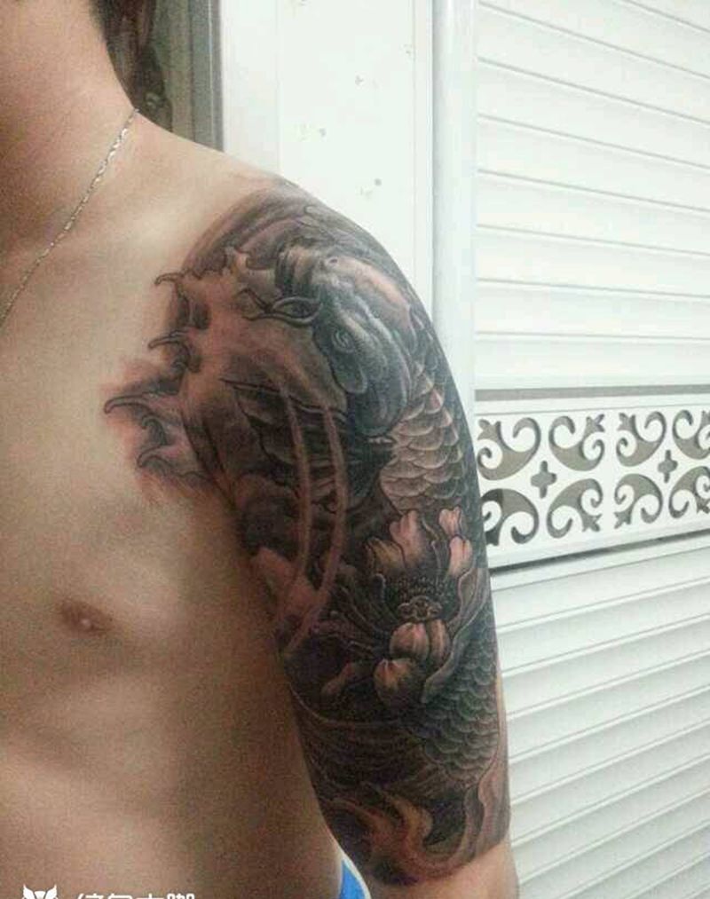 大臂鲤鱼纹身图片