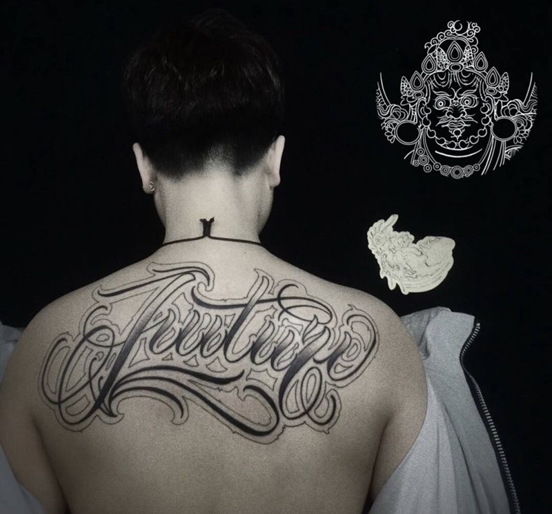 花体英文纹身图片_背部花体纹身图案