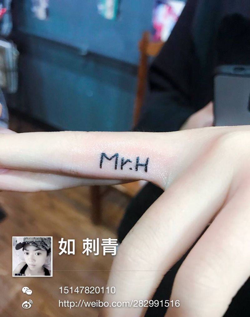 手指字母纹身图片