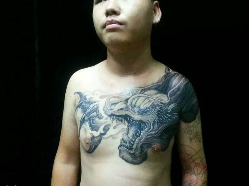 披肩龙纹身图片