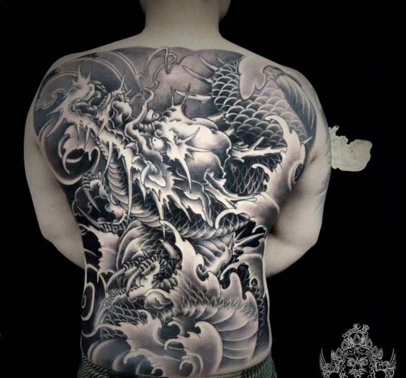 满背帅气龙纹身图片_背部新传统纹身图案