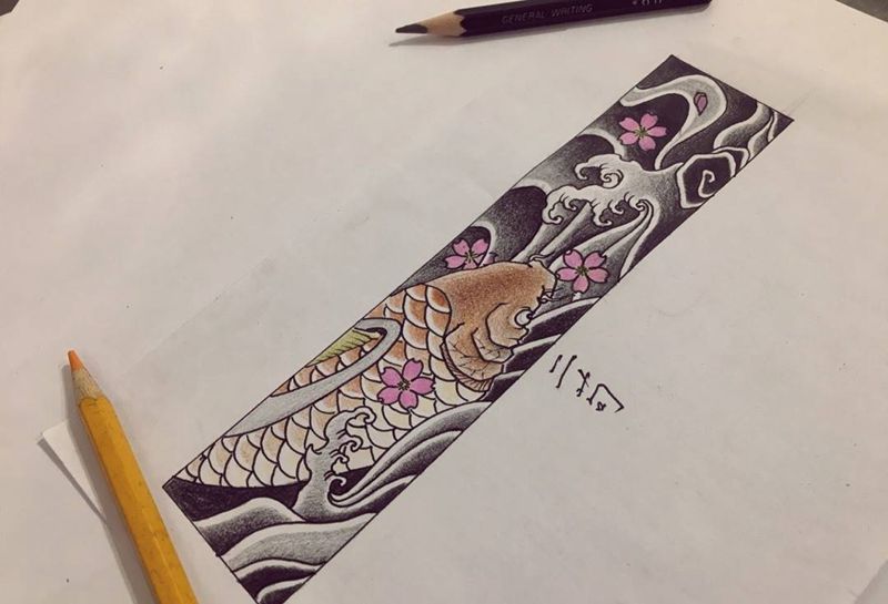 臂环鲤鱼浪花纹身图片