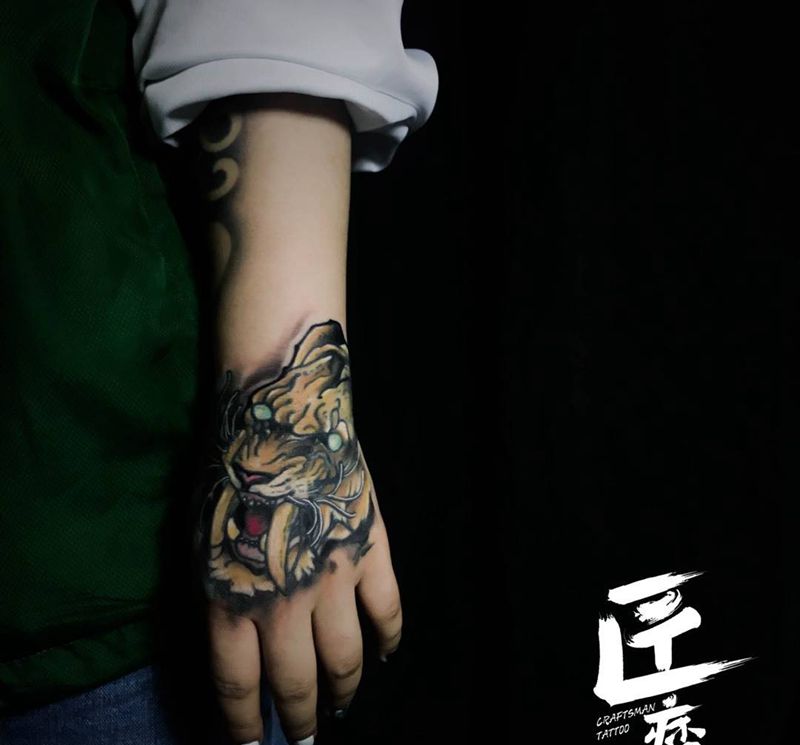 剑齿虎纹身图片