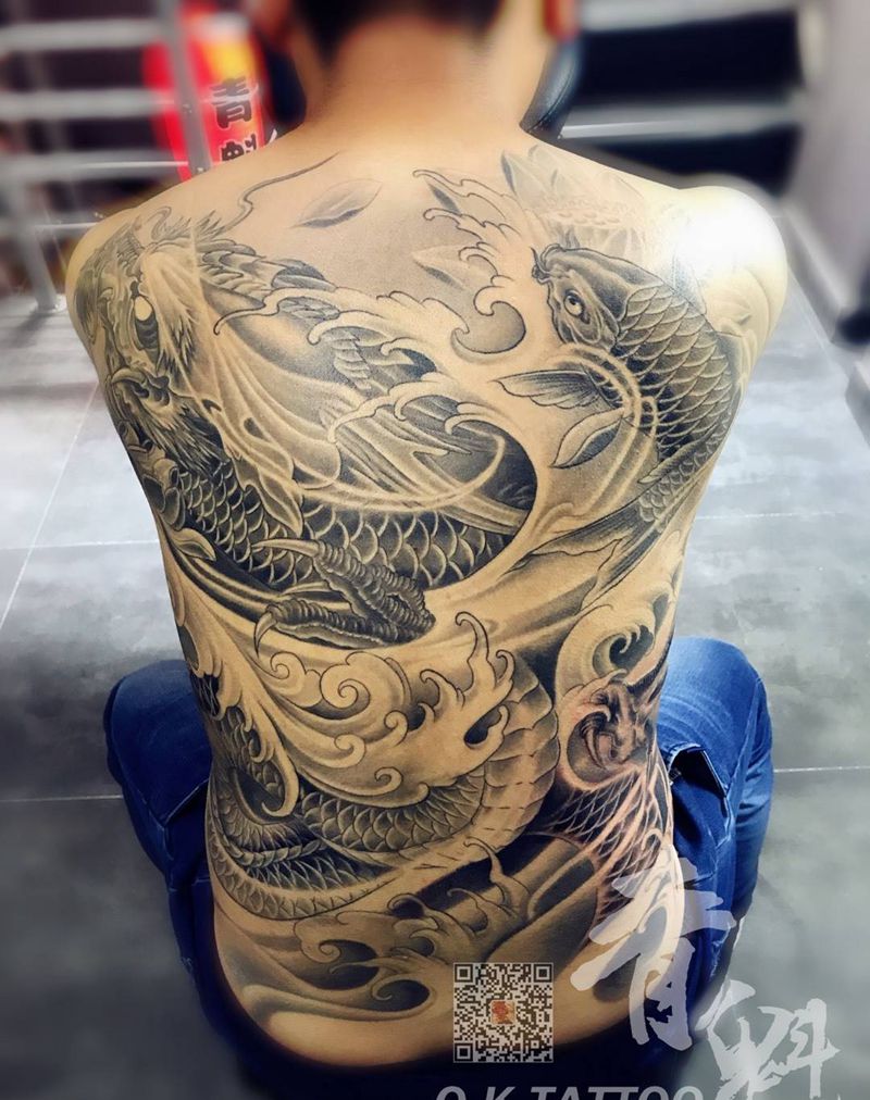 后背接续纹身图片