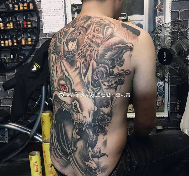 九龙拉棺  顾客要求纹身图片