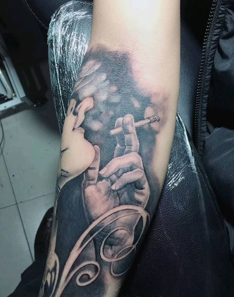 女人如烟纹身图片_手臂肩部新传统纹身图案