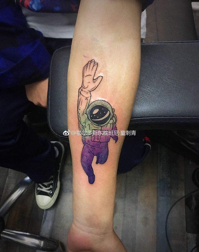 宇航员纹身图片_手臂New School纹身图案