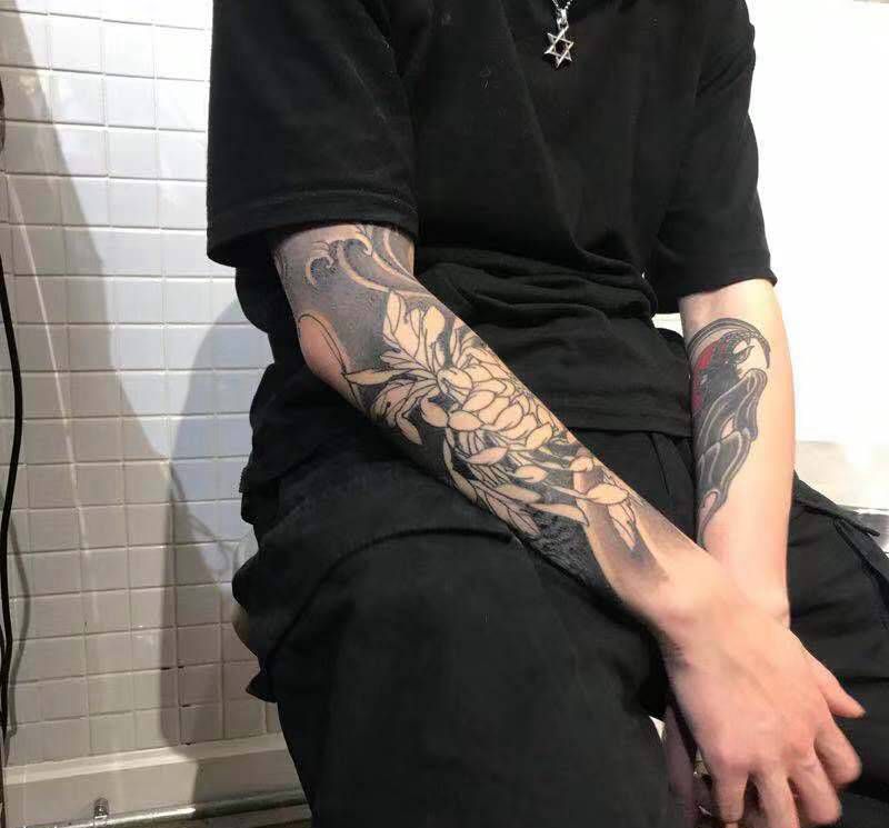 嘎巴拉菊花纹身图片_手臂新传统嘎巴拉菊花水浪纹身图案