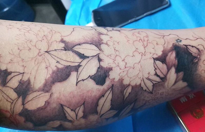 牡丹纹身图片_腿部新传统纹身图案