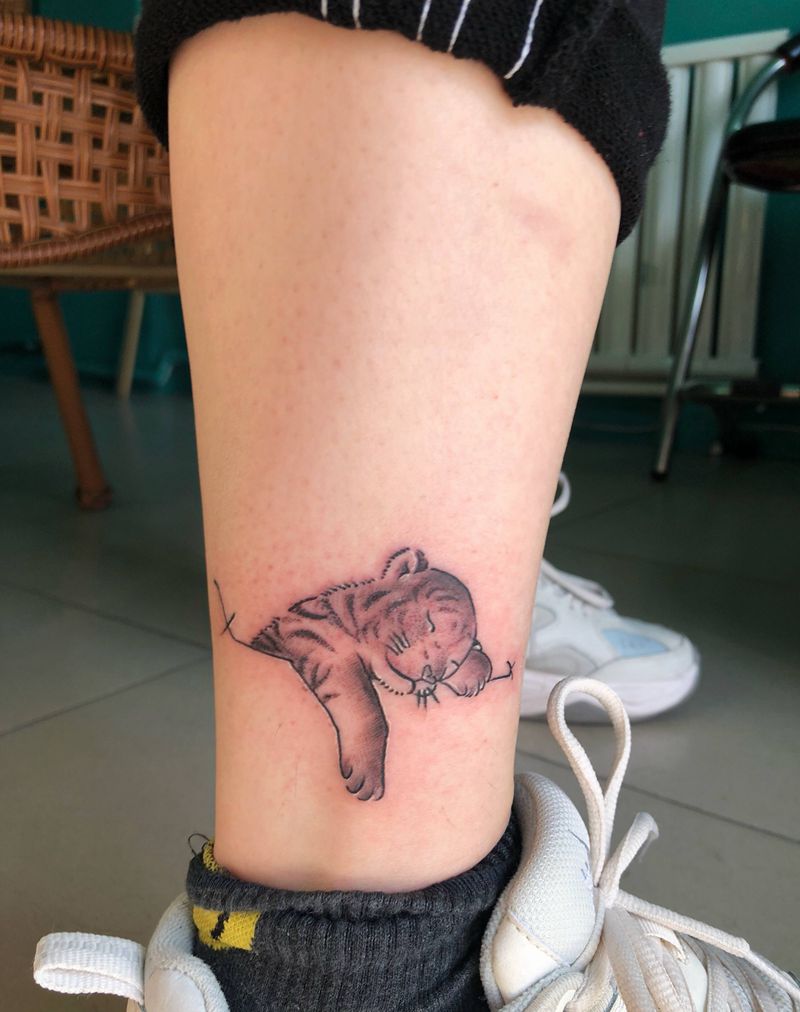 小老虎纹身图片_腿部脚部纹身图案